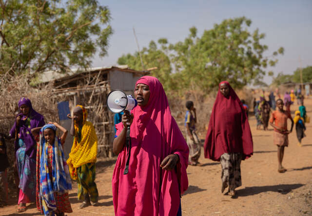 Kvinna i Somalia talar i en megafon