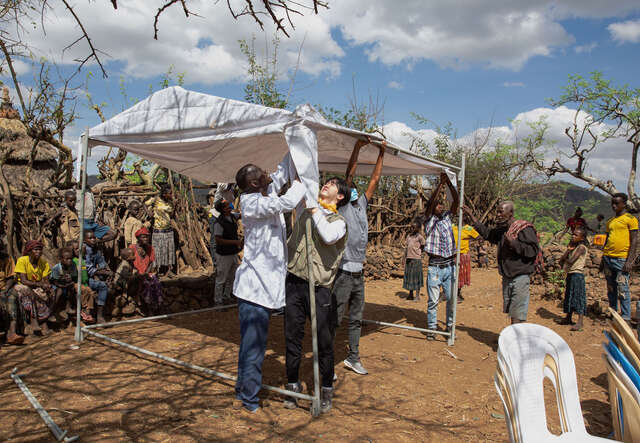 에티오피아 콘소 지역에서 국제구조위원회 이동 의료팀과 함께 간이 진료소를 설치하고 있는 장동윤 홍보대사