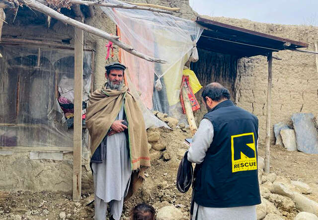 In Afghanistan führt ein IRC-Mitarbeiter eine Untersuchung mit einem Mann durch, dessen Familie von den jüngsten Überschwemmungen betroffen ist.