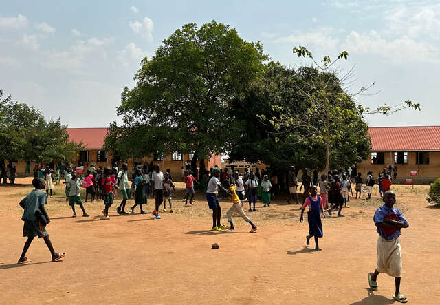 Barn leker på skolgården i Bidi Bidi, Uganda.