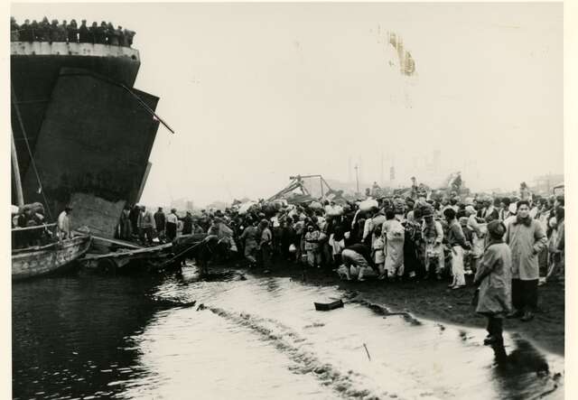 1950년 흥남철수작전 중 피난민들이 탈출을 위해 배에 올라타고 있습니다.