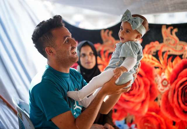 Salem är flykting från Gaza, han håller sin dotter i sina armar. 