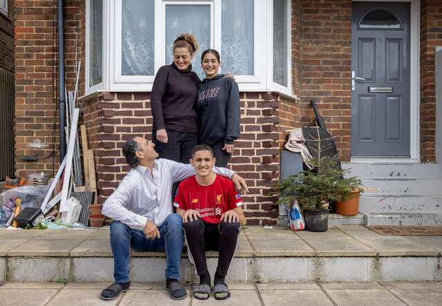 브라이튼에 있는 집 밖에서 딸 누르(Nour), 남편 마젠(Mazen), 아들 자인(Zain)과 함께 있는 차디아(Chadia). 