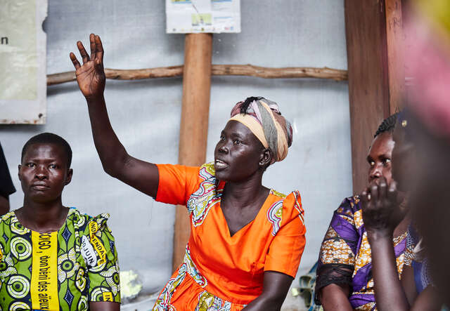 En kvinna i Uganda räcker upp handen på ett center för kvinnor och flickor där RESCUE erbjuder psykosocialt stöd.