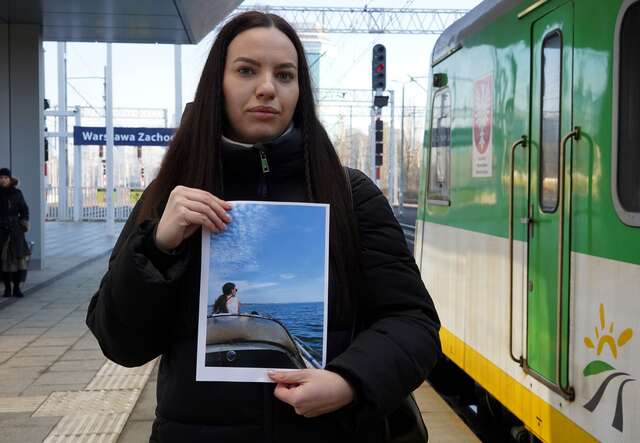 Anastasiia shows a photo of a happy day spent with her boyfriend at the Kakhovka Reservoir.