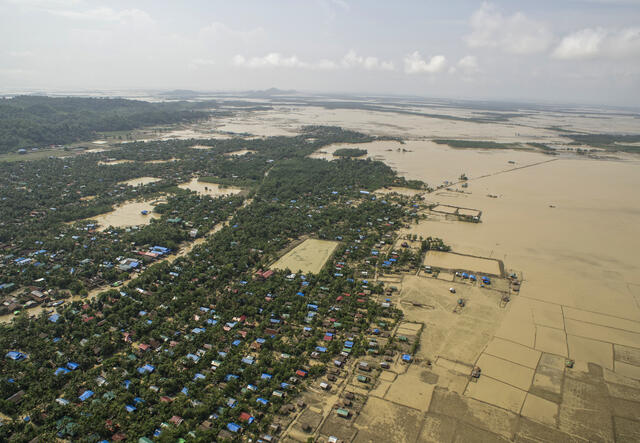 2015년 사이클론 코멘의 여파로 주택과 밭이 침수된 미얀마의 홍수를 공중에서 본 모습입니다.