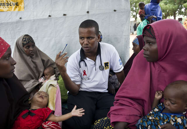 IRC aid worker speaks to refugees living in the Dadaab refugee camp