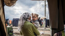 Makbola und ihre Tochter Turkiya warten im Flüchtlingslager in Idomeni, Griechenland, darauf dass sich die Grenzen im Norden bald wieder öffnen.
