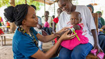 Humanitär hjälp: Dr. Sila undersöker 1-åriga Vanessa för undernäring på en hälsoklinik.  
