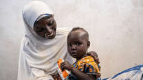 Yandé får hjälp att behandla sin dotter Fatima mot undernäring på RESCUE:s hälsocenter i ett flyktingläger i Tchad.