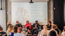 RESCUE event: Hela panelen syns i bild, från vänster sitter Erika Bjerström, Jakob Wernerman, Anneli Eriksson, Babatunde Ojei och moderator Sofia Klemming Nordenskiöld.  