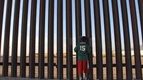 A Mexican child looks at a vehicle of the US border patrol through the US-Mexico fence in Ciudad Juarez, Chihuahua state, Mexico on April 4, 2018. Photo: HERIKA MARTINEZ/AFP/Getty Images