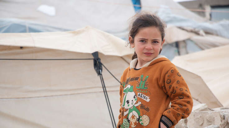 Flicka vid flyktingläger i nordvästra Syrien, dit hon och hennes familj flyttt.