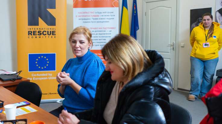 Anna and the IRC regularly share ideas to determine what type of skills and knowledge would benefit displaced women the most. Inspired by the IRC’s EU-funded sessions she participated in, Anna has decided to set up her own voluntary organisation for women. She shares, “We launched an art therapy project to help participants overcome fears and triggers.”